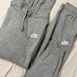 grey nike sweatpants and sweatshirt